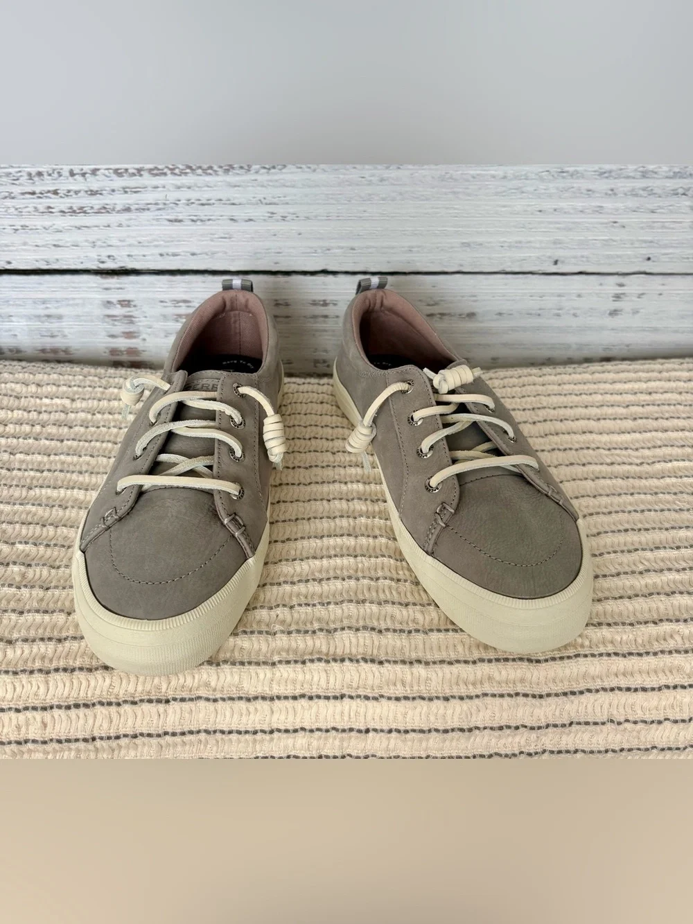 Sperry crest vibe
